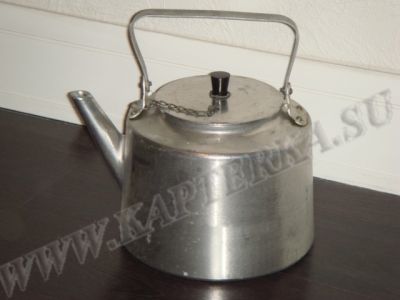Чайник армейский алюминиевый литой с металлической ручкой.