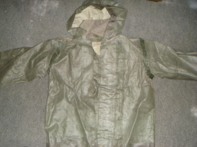 Костюм ракетчика облегченный. Куртка с капюшоном и брюки.  Комбинированный: сукно со вставками прорезиненной ткани Т15. Штаны цельносуконные с верхними накладками Т15, куртка - спина суконная, передняя часть - Т15.  